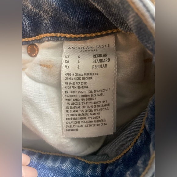 💙GREAT CONDITION💙 American Eagle | Size 4 | Strigid Mom Jeans | Worn Once - Picture 12 of 15